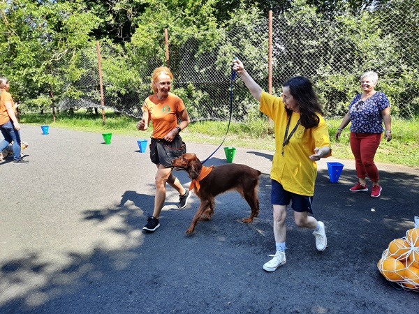 Játékos sportverseny az Esélykupa rendezvényen terápiás kutyával